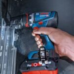 Hombre trabajando con taladro Bosch -1