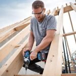 Hombre trabajando con taladro Bosch