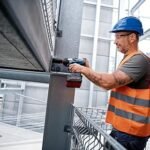 Hombre usando Llave de impacto Bosch