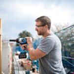 Hombre usando taladro Bosch